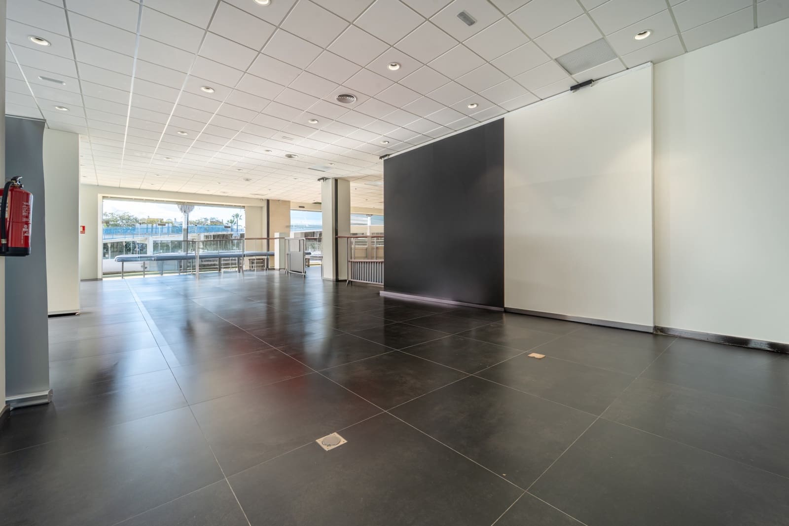 Commercial for sale in Puerto Banus with garage - € 4,000,000 (Ref: 9615385)