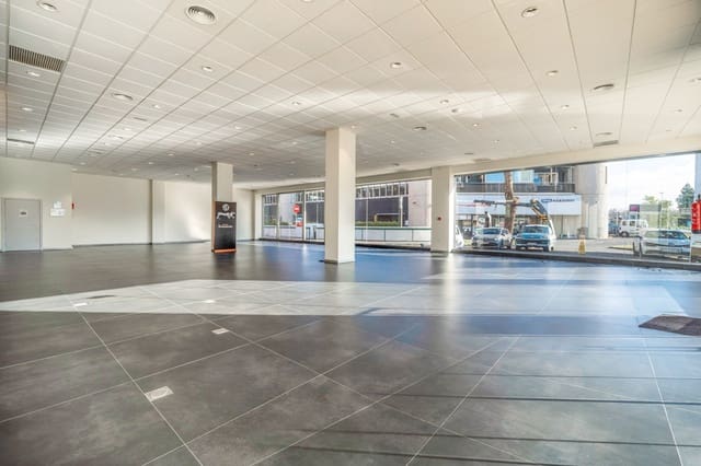 Commercieel te koop in Puerto Banus, Marbella met garage - € 4.000.000 (Ref: 9615385)