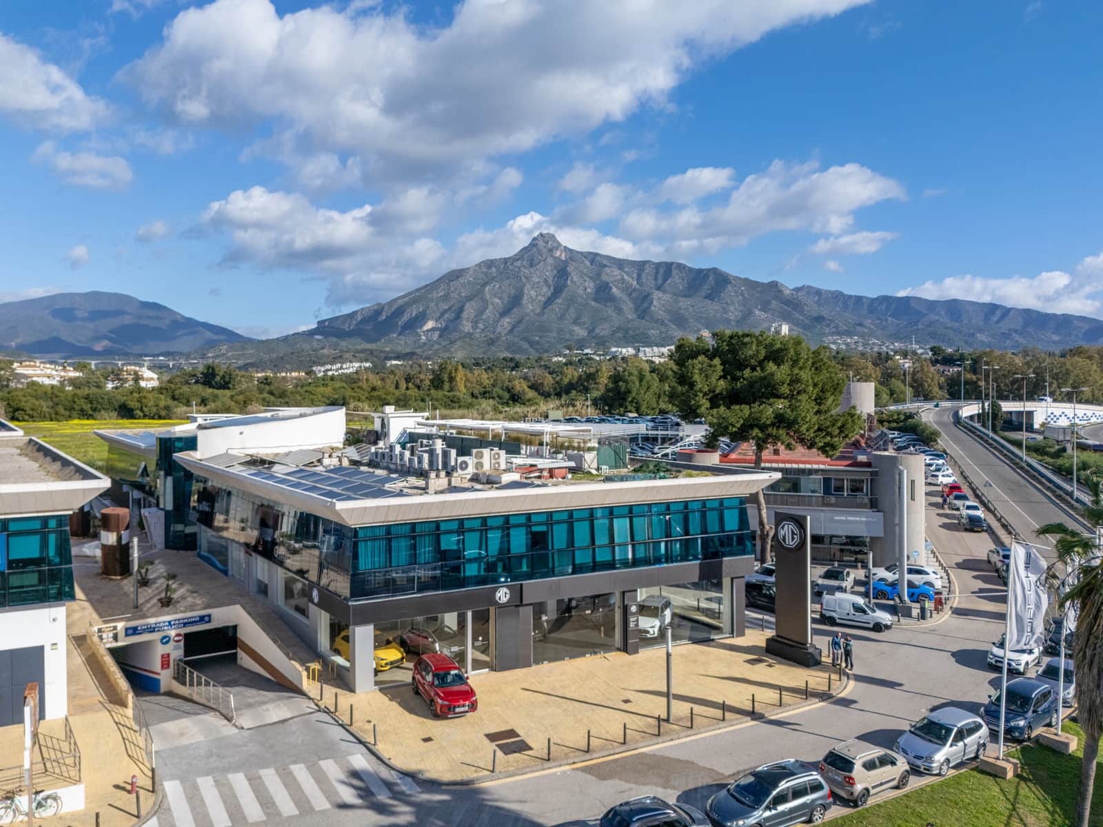 Commercial for sale in Puerto Banus with garage - € 4,000,000 (Ref: 9615385)
