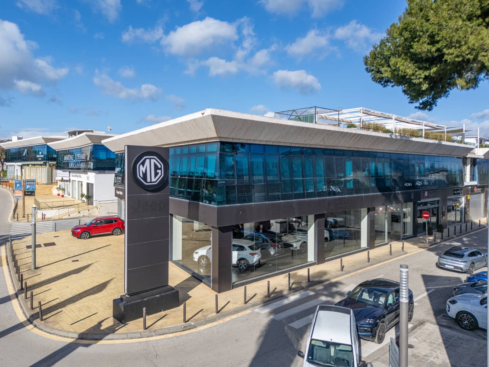 Commercial for sale in Puerto Banus with garage - € 4,000,000 (Ref: 9615385)