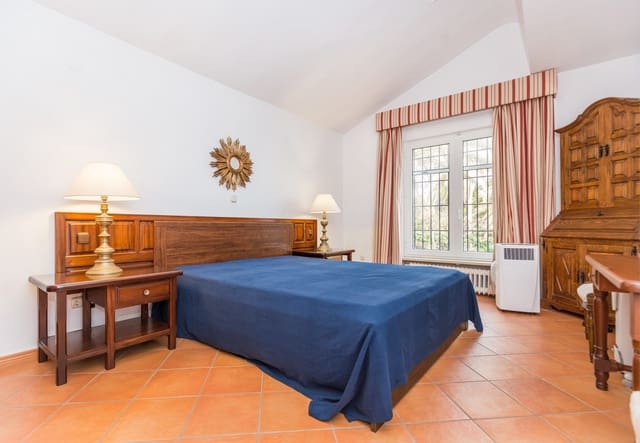   5 soveværelse   ferieVilla i Marbella med   swimmingpool  garage  - € 11.000 (Ref: 9618076)
