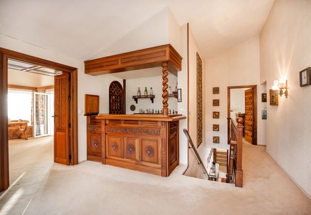   5 soveværelse   ferieVilla i Marbella med   swimmingpool  garage  - € 11.000 (Ref: 9618076)