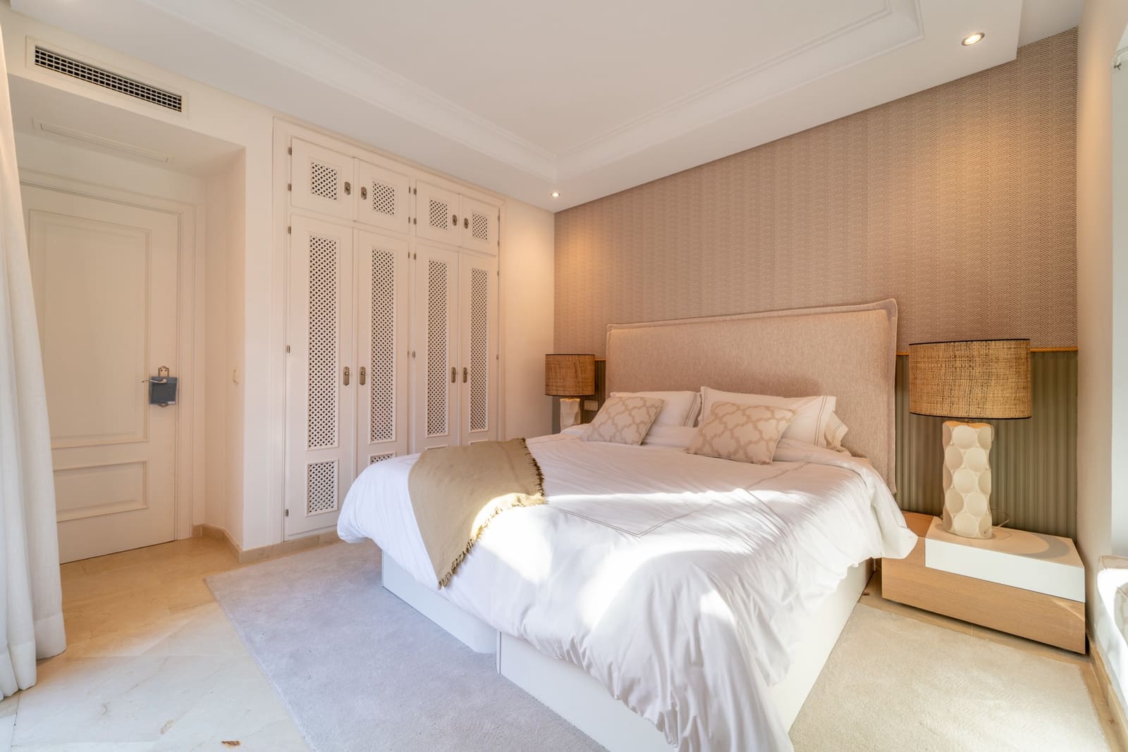 Ático de 3 habitaciones en Estepona en venta con piscina garaje - 1.795.000 € (Ref: 9625505)