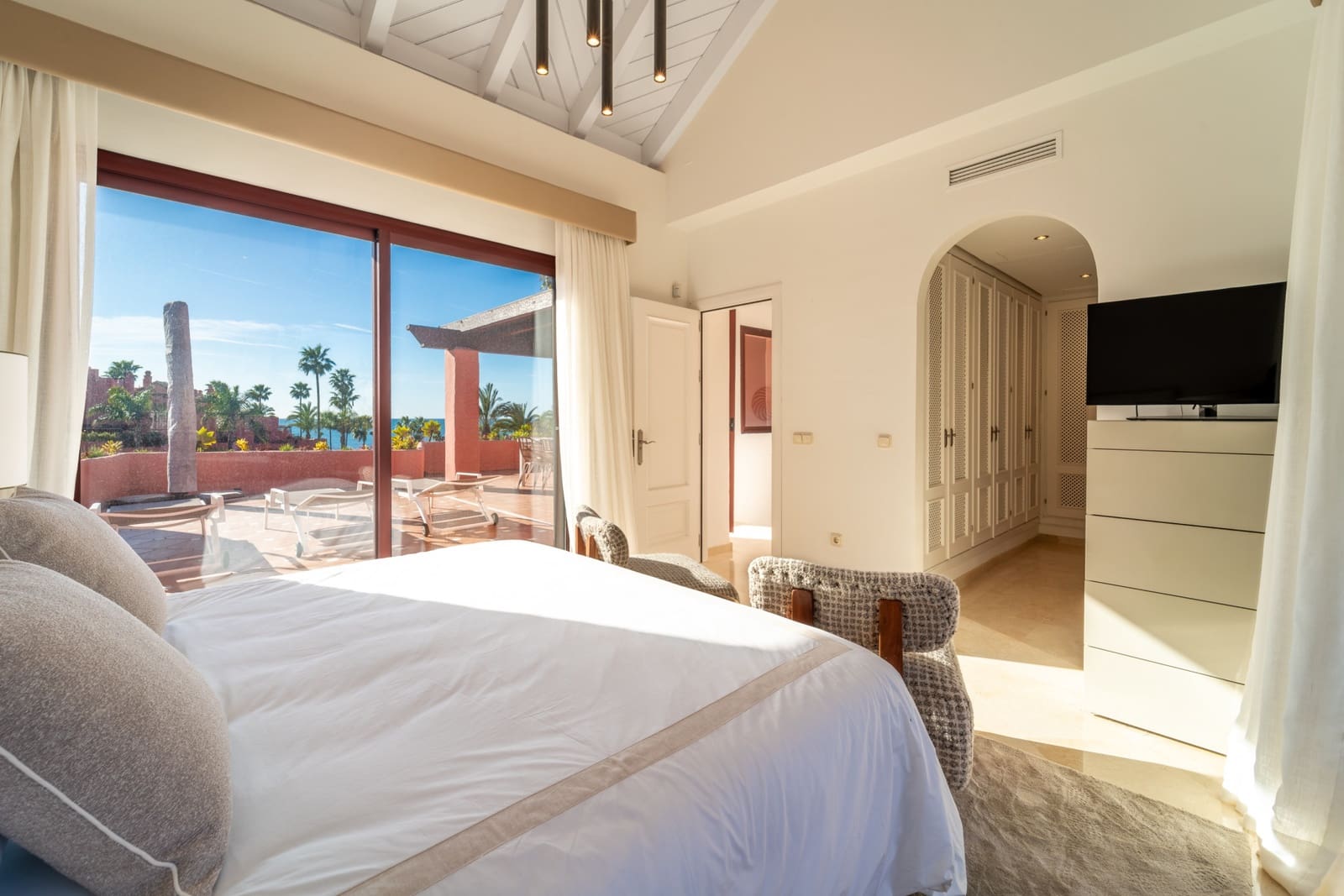 Ático de 3 habitaciones en Estepona en venta con piscina garaje - 1.795.000 € (Ref: 9625505)