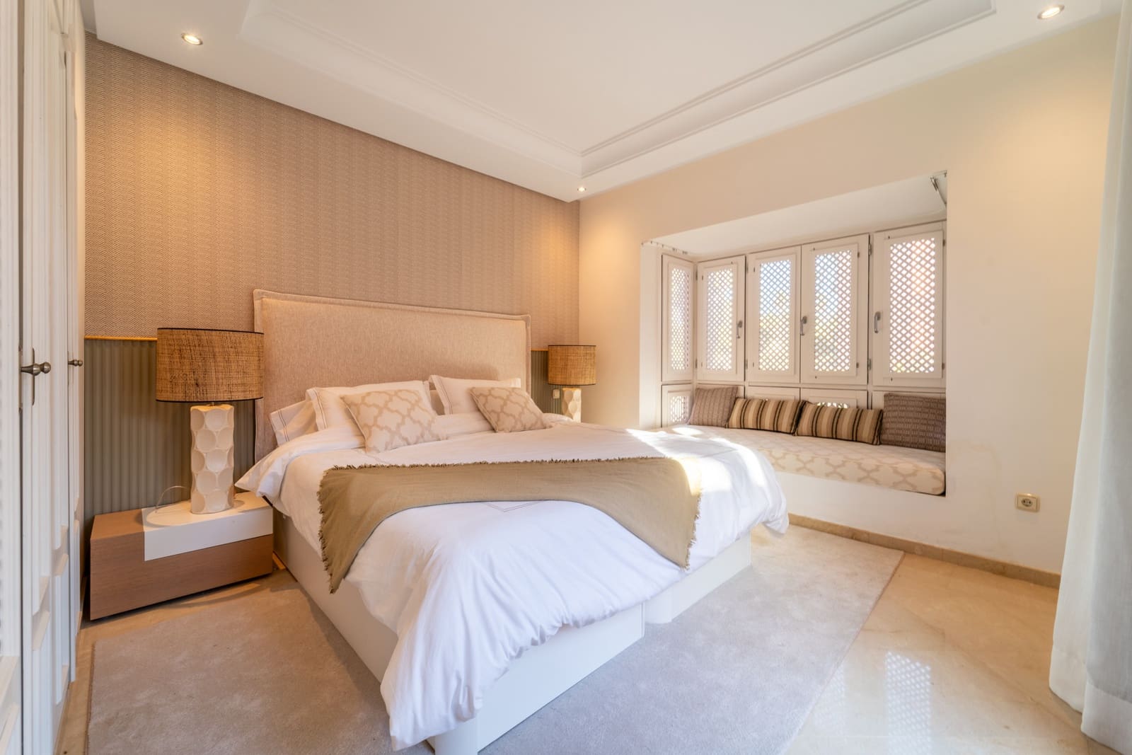 Ático de 3 habitaciones en Estepona en venta con piscina garaje - 1.795.000 € (Ref: 9625505)