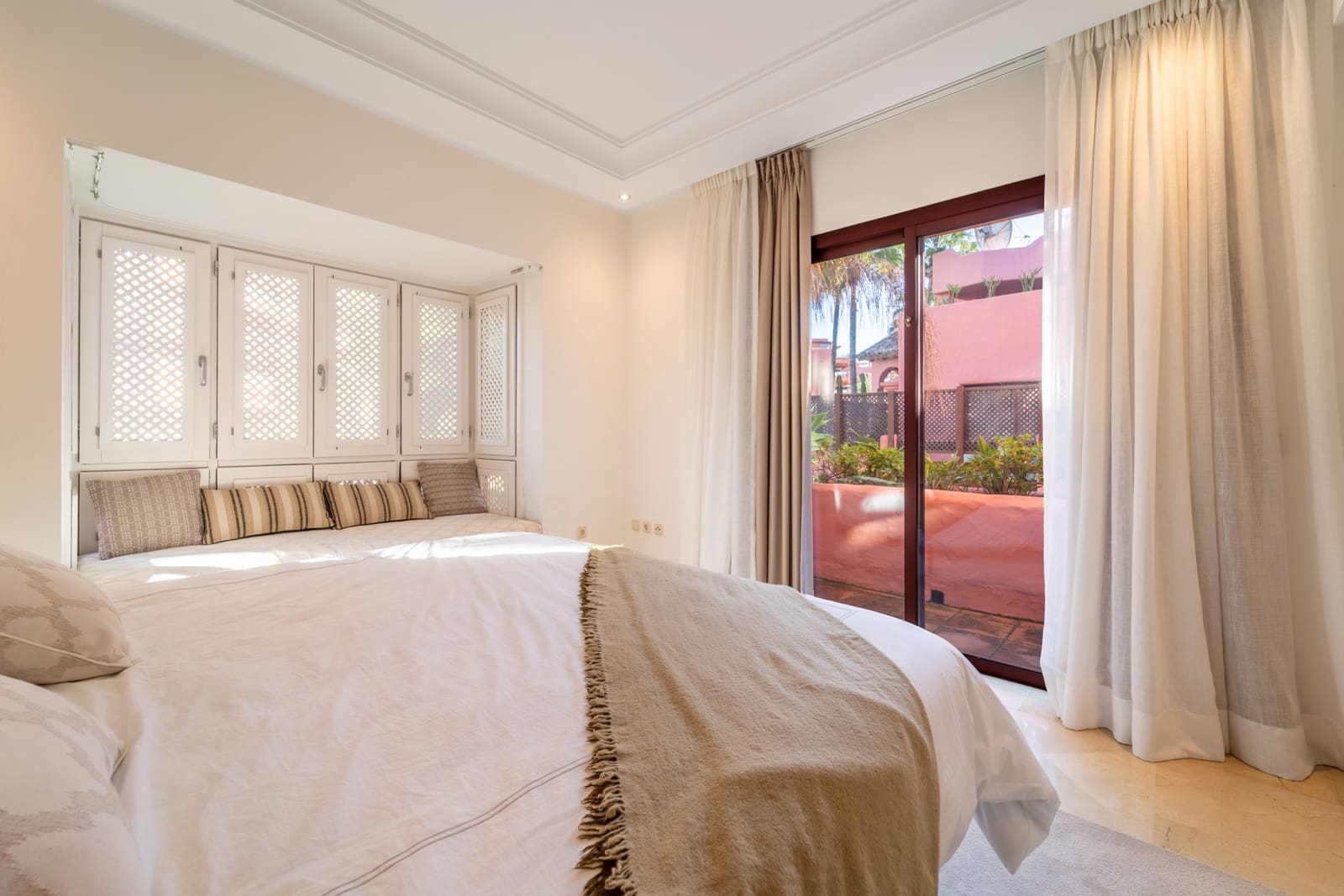 Ático de 3 habitaciones en Estepona en venta con piscina garaje - 1.795.000 € (Ref: 9625505)