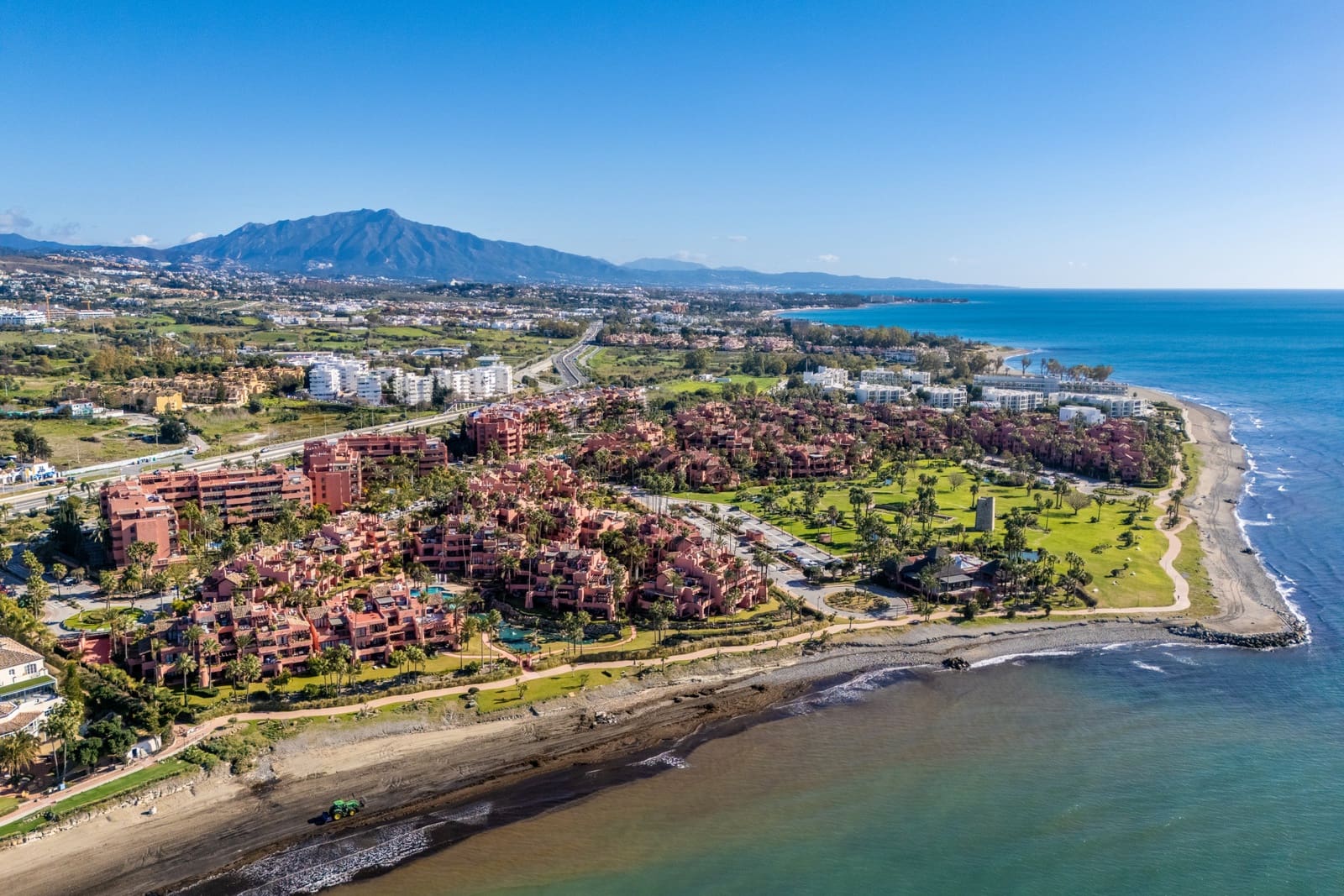 Ático de 3 habitaciones en Estepona en venta con piscina garaje - 1.795.000 € (Ref: 9625505)