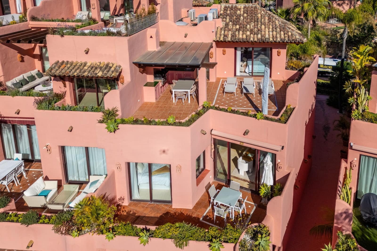 Ático de 3 habitaciones en Estepona en venta con piscina garaje - 1.795.000 € (Ref: 9625505)