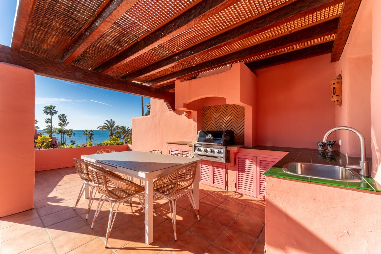 Ático de 3 habitaciones en Estepona en venta con piscina garaje - 1.795.000 € (Ref: 9625505)