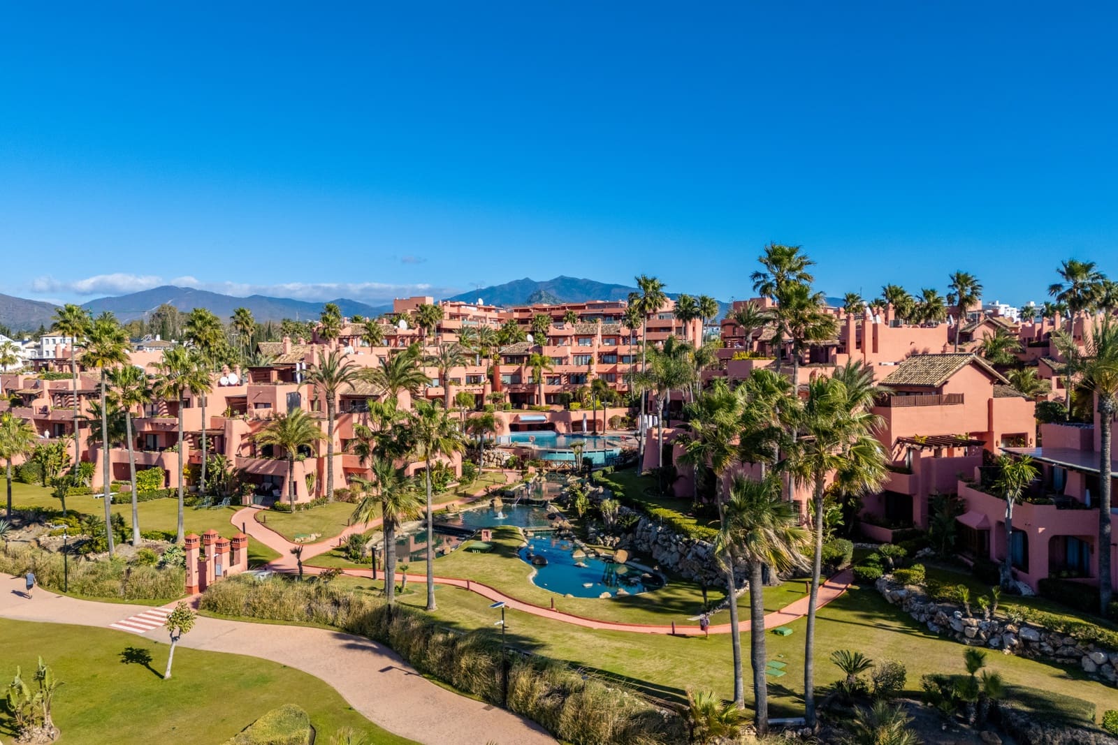 Ático de 3 habitaciones en Estepona en venta con piscina garaje - 1.795.000 € (Ref: 9625505)