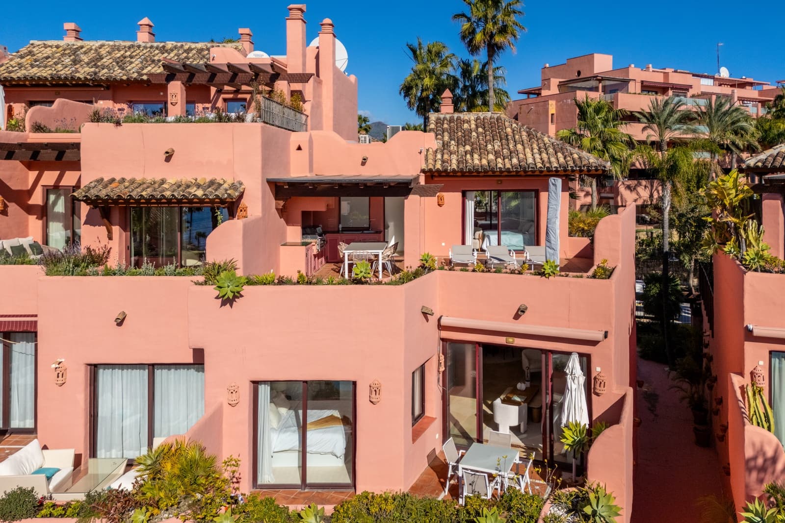 Ático de 3 habitaciones en Estepona en venta con piscina garaje - 1.795.000 € (Ref: 9625505)