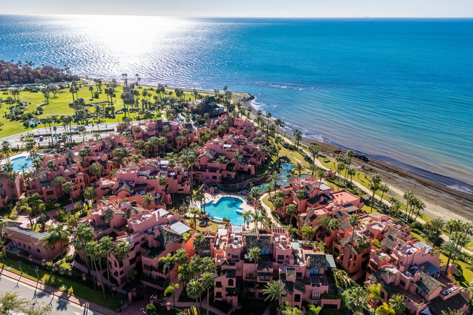 Ático de 3 habitaciones en Estepona en venta con piscina garaje - 1.795.000 € (Ref: 9625505)