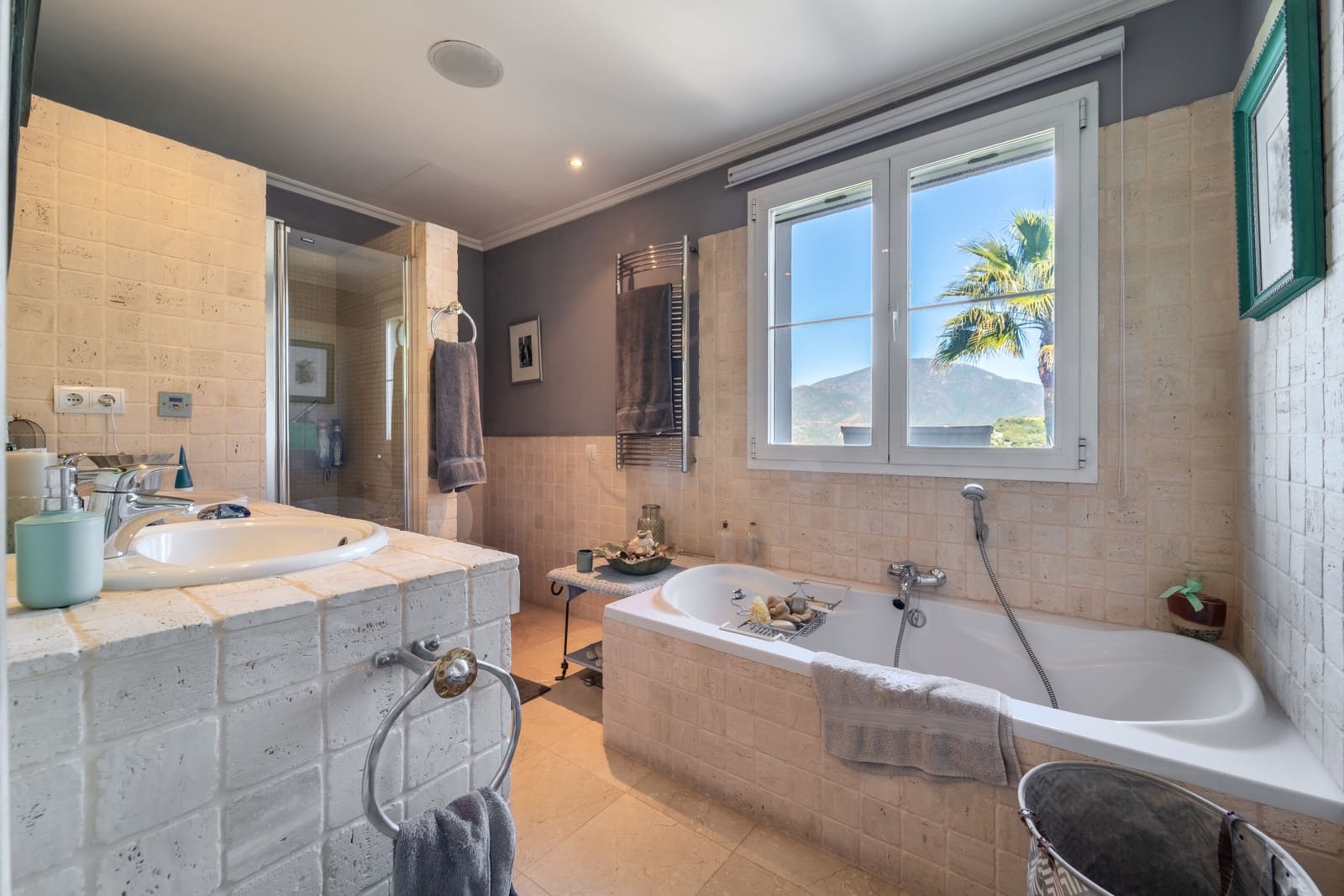 4 soverom Villa til salgs i Istan med svømmebasseng garasje - € 1 750 000 (Ref: 9637300)