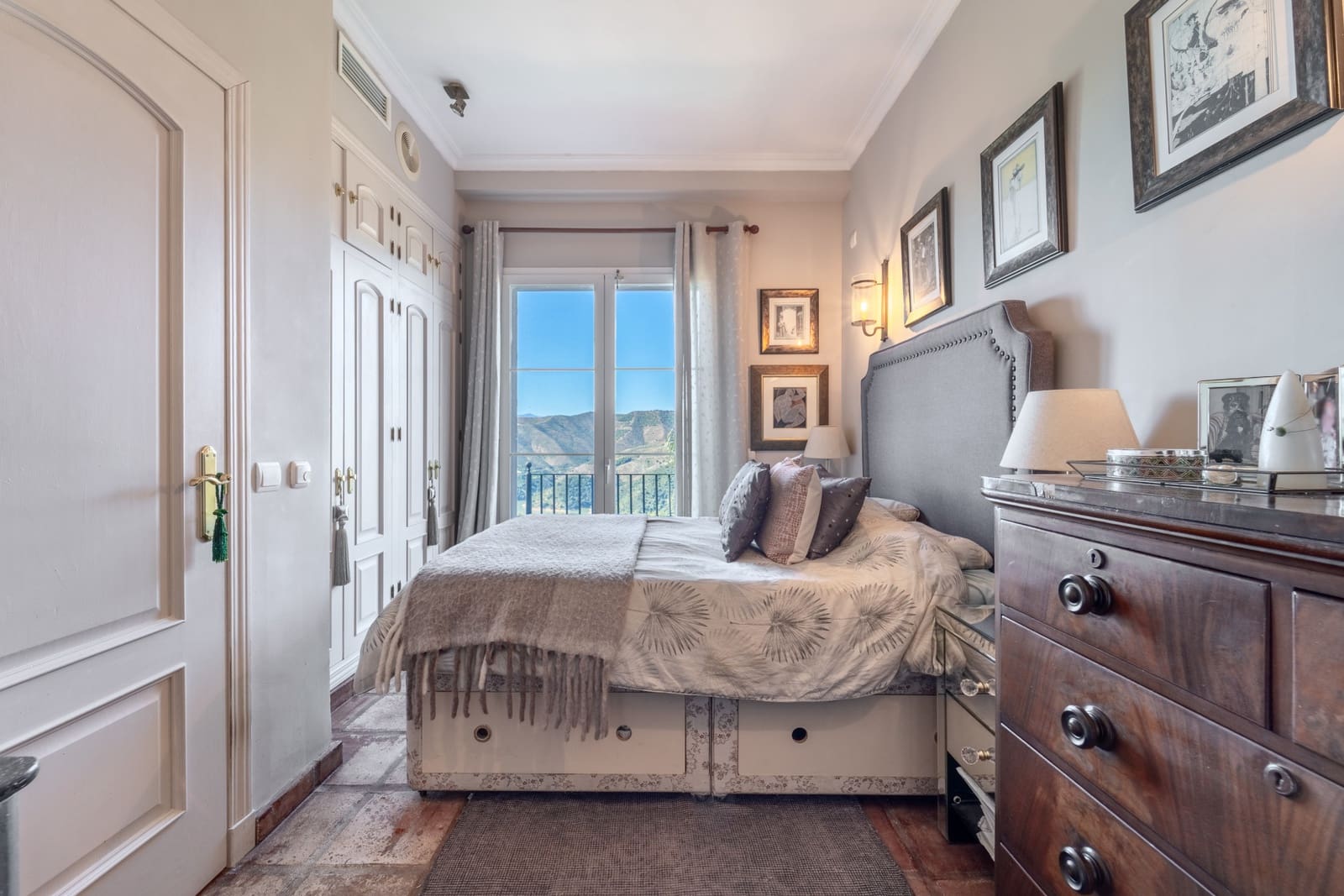 4 soverom Villa til salgs i Istan med svømmebasseng garasje - € 1 750 000 (Ref: 9637300)