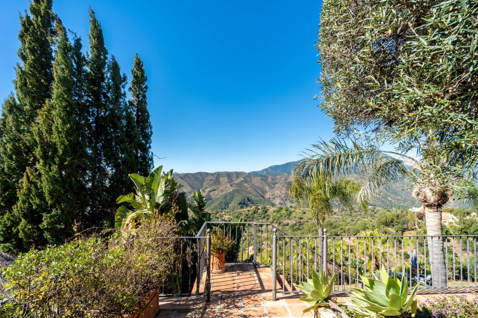 4 soverom Villa til salgs i Istan med svømmebasseng garasje - € 1 750 000 (Ref: 9637300)