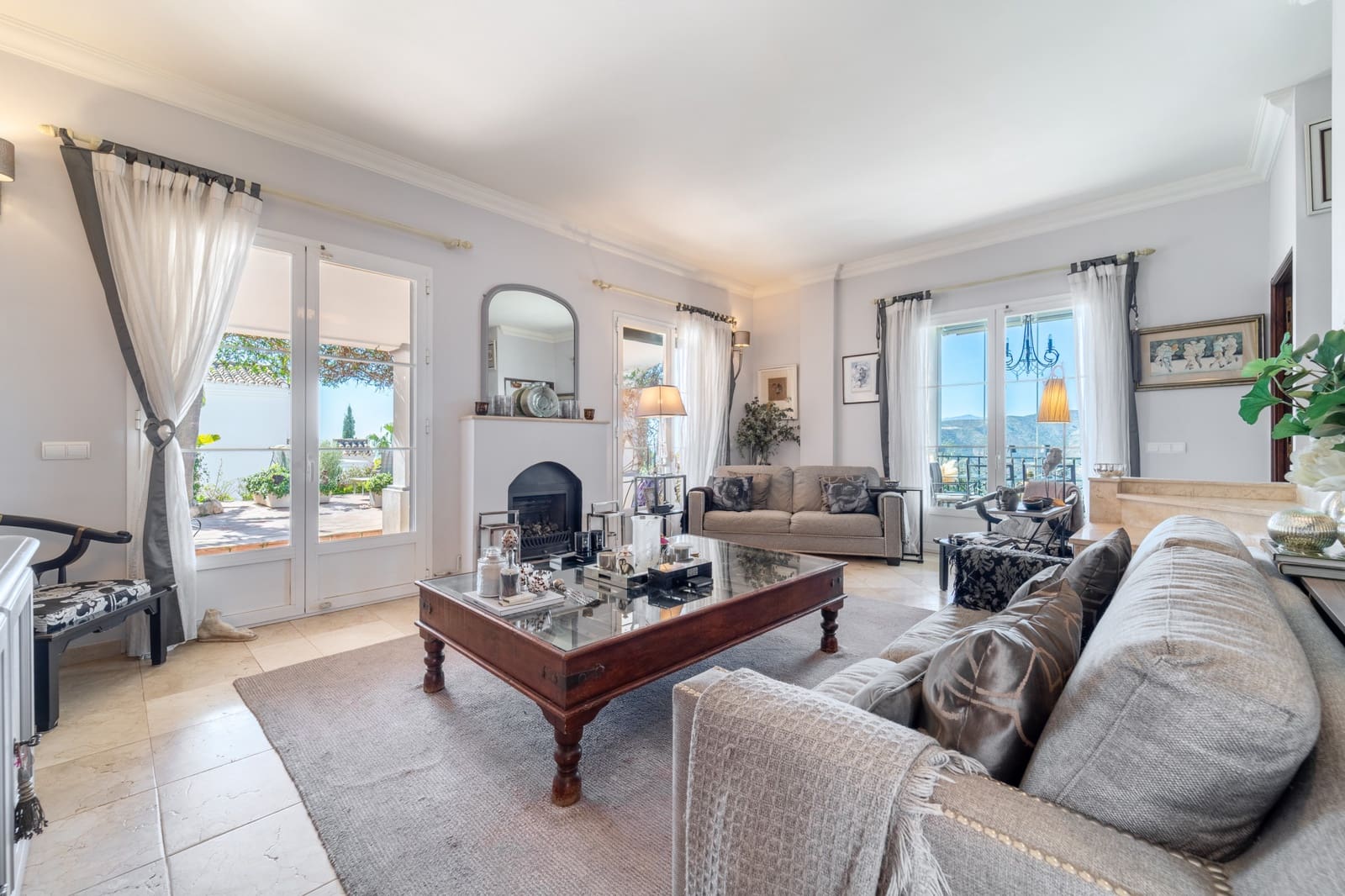 4 soveværelse Villa til salg i Istan med swimmingpool garage - € 1.750.000 (Ref: 9637300)