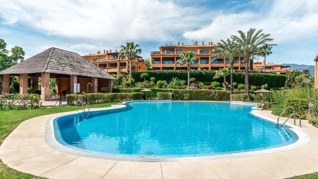 2 bedroom Apartment for sale in Estepona with pool garage - € 499,000 (Ref: 9647945)