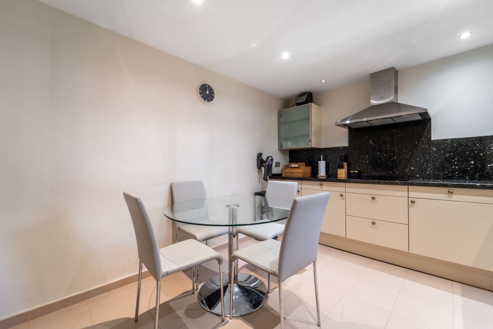 2 bedroom Apartment for sale in Estepona with pool garage - € 499,000 (Ref: 9647945)