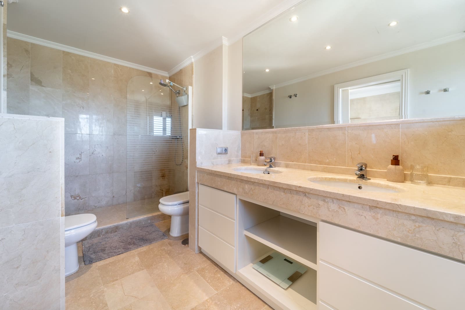 2 bedroom Apartment for sale in Estepona with pool garage - € 499,000 (Ref: 9647945)