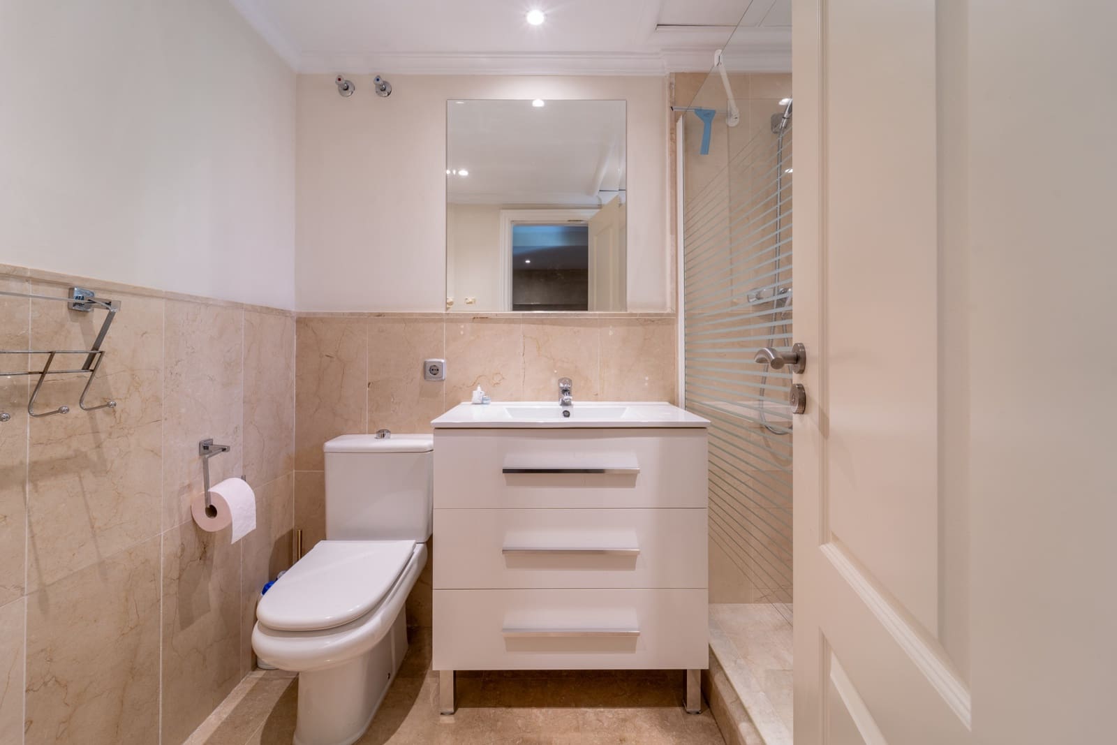 2 bedroom Apartment for sale in Estepona with pool garage - € 499,000 (Ref: 9647945)