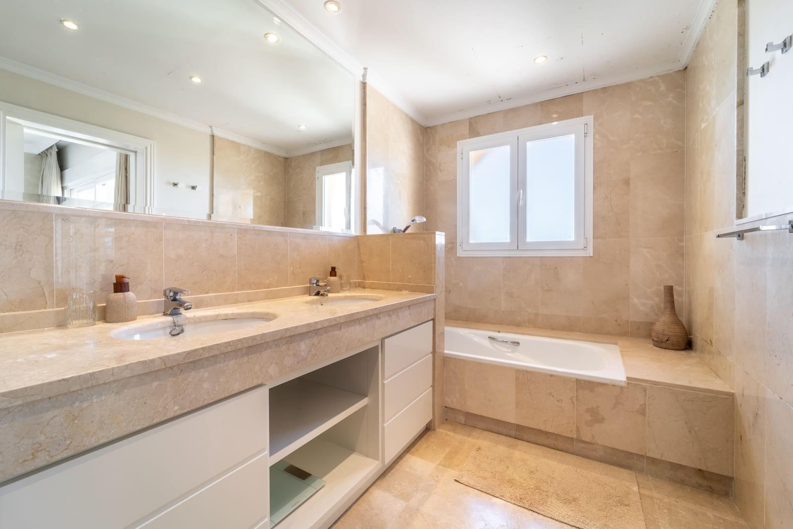 2 bedroom Apartment for sale in Estepona with pool garage - € 499,000 (Ref: 9647945)