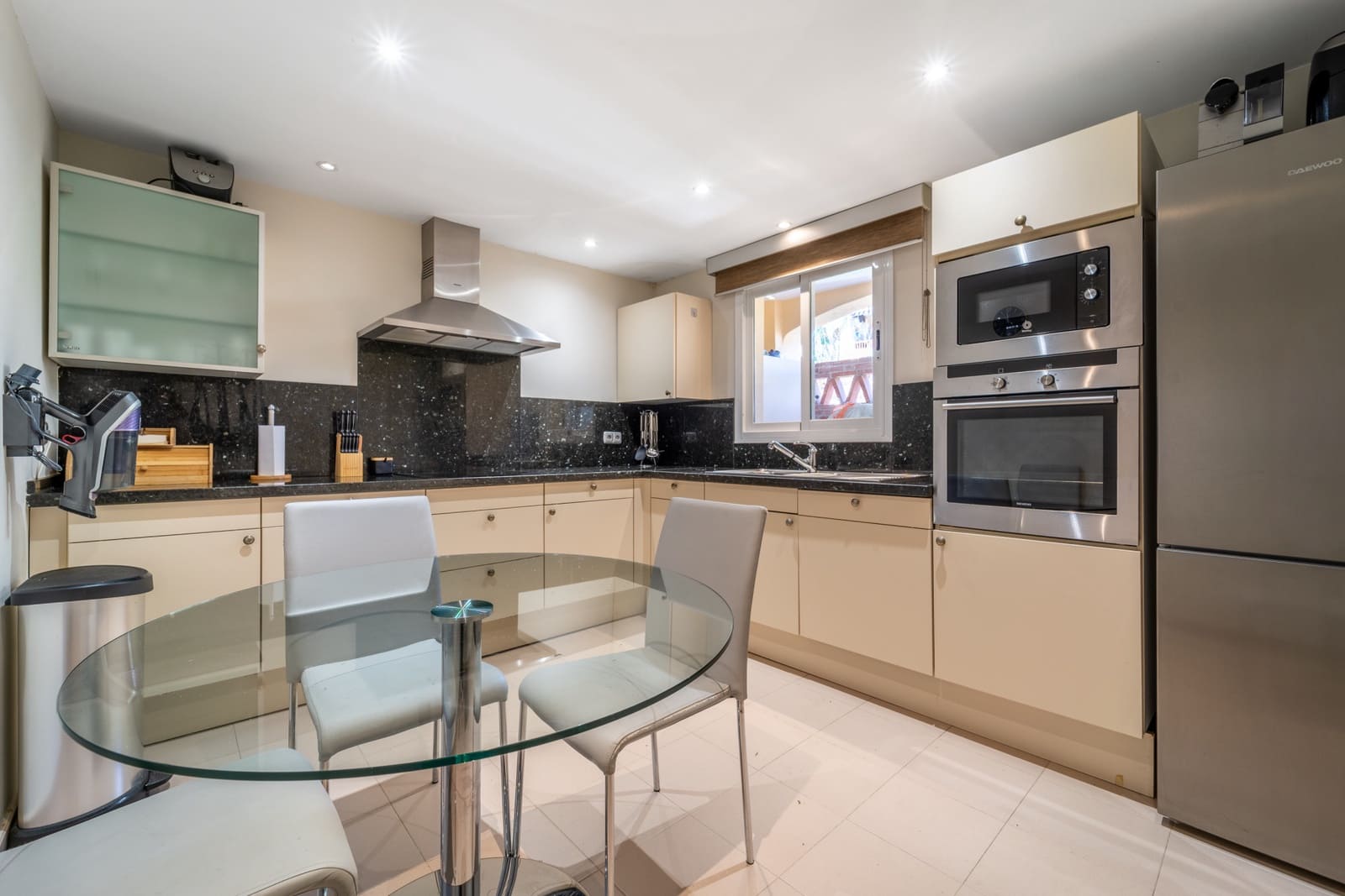 2 bedroom Apartment for sale in Estepona with pool garage - € 499,000 (Ref: 9647945)