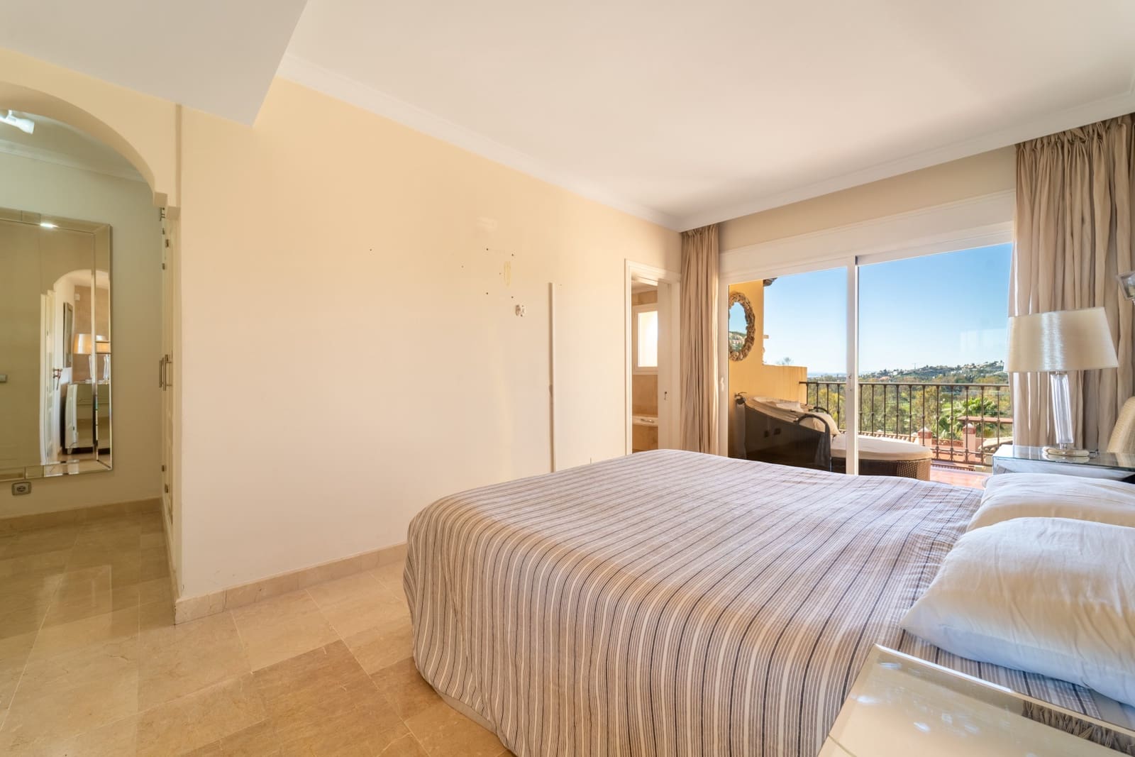 2 bedroom Apartment for sale in Estepona with pool garage - € 499,000 (Ref: 9647945)