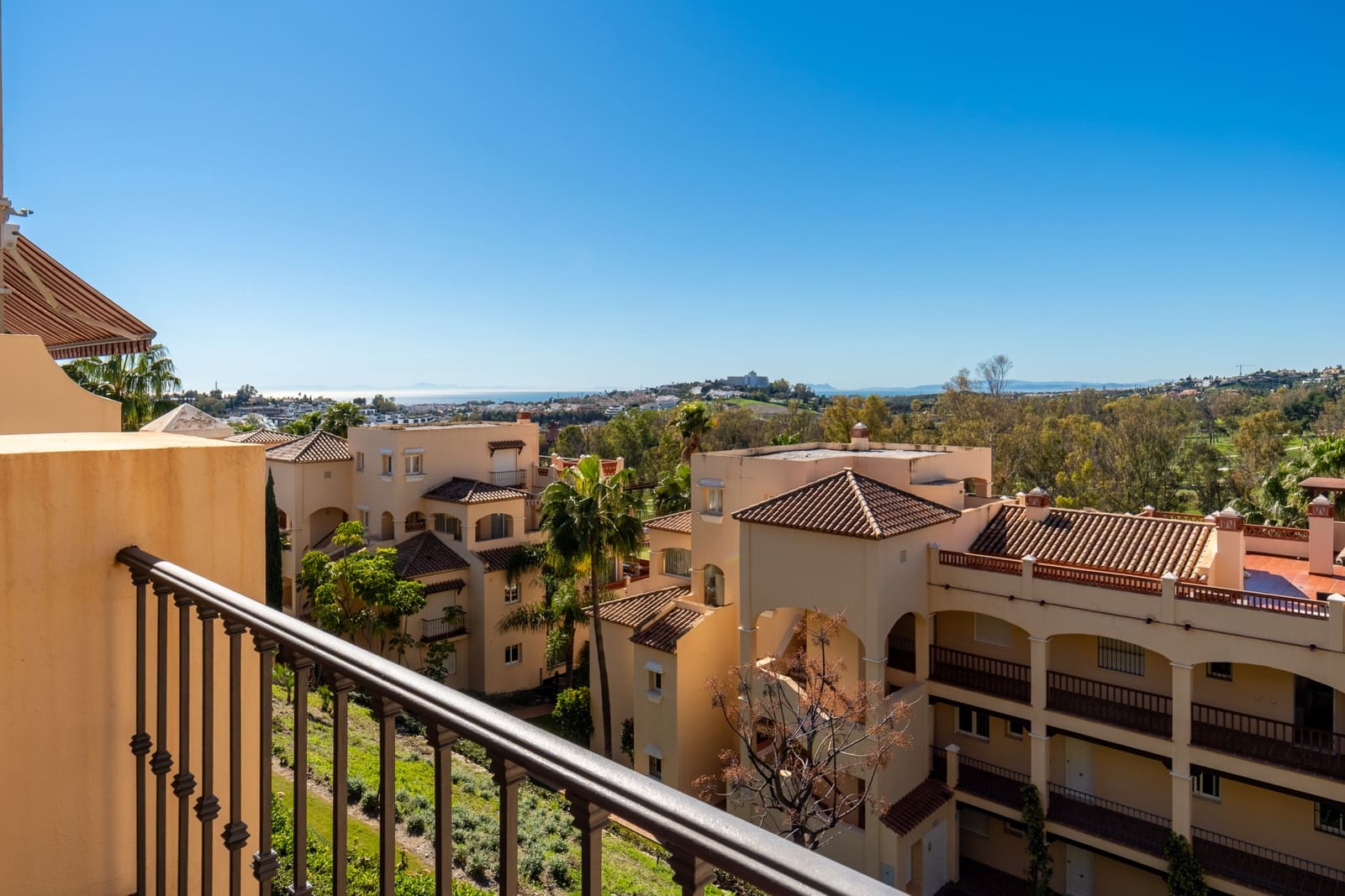 2 bedroom Apartment for sale in Estepona with pool garage - € 499,000 (Ref: 9647945)