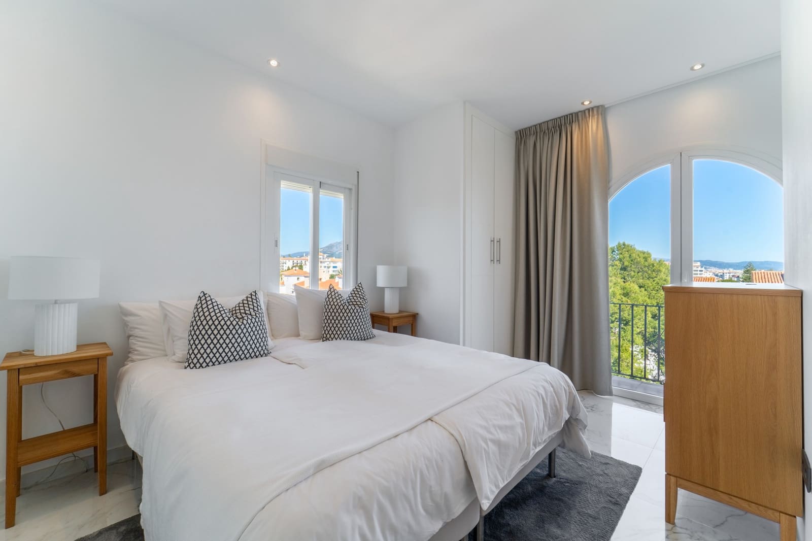 3 sypialnia Penthouse na sprzedaż w Marbella z basenem garażem - 1 595 000 € (Ref: 9647946)