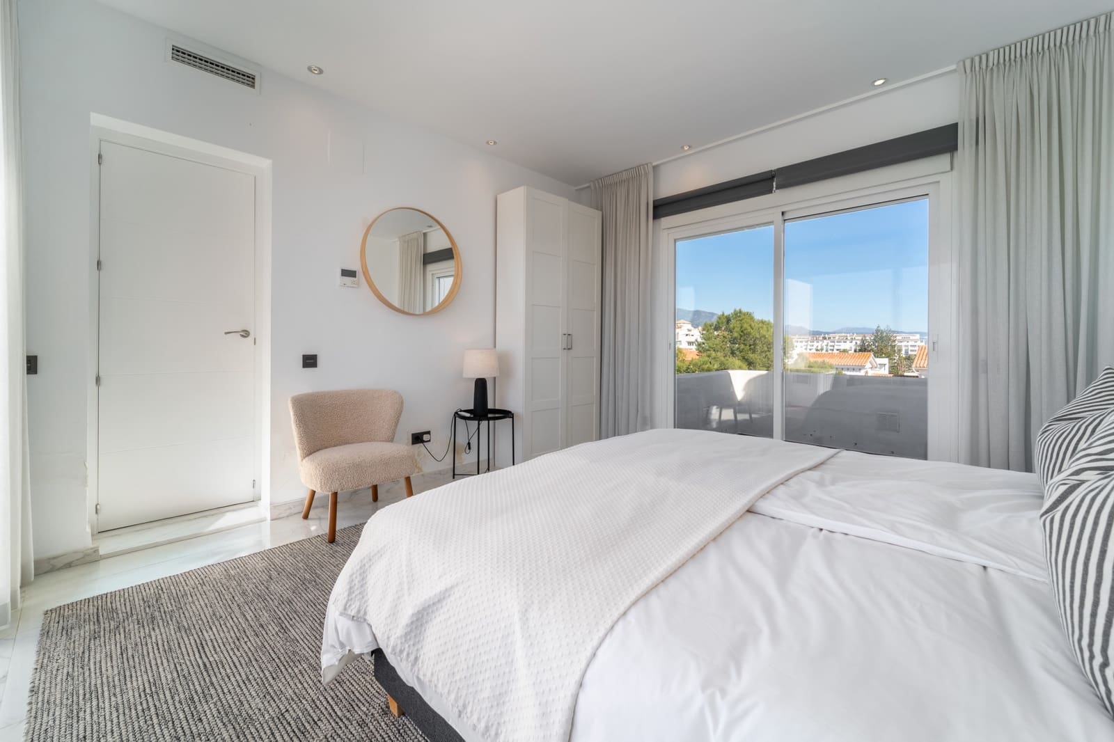 3 sypialnia Penthouse na sprzedaż w Marbella z basenem garażem - 1 595 000 € (Ref: 9647946)