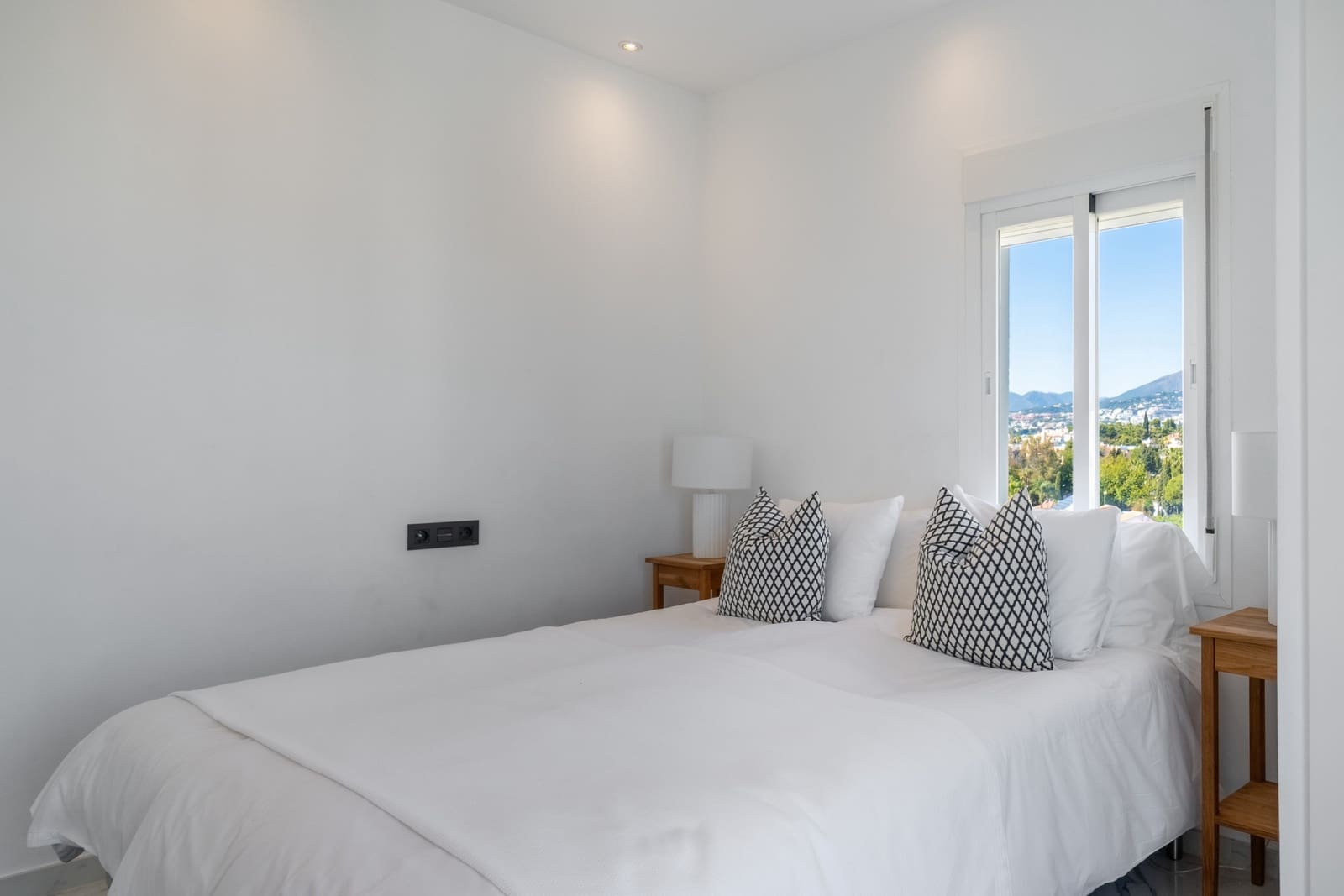 3 sypialnia Penthouse na sprzedaż w Marbella z basenem garażem - 1 595 000 € (Ref: 9647946)