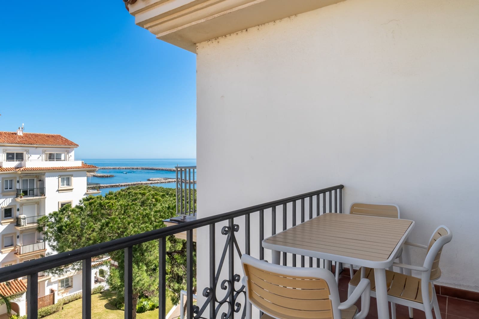 3 sypialnia Penthouse na sprzedaż w Marbella z basenem garażem - 1 595 000 € (Ref: 9647946)