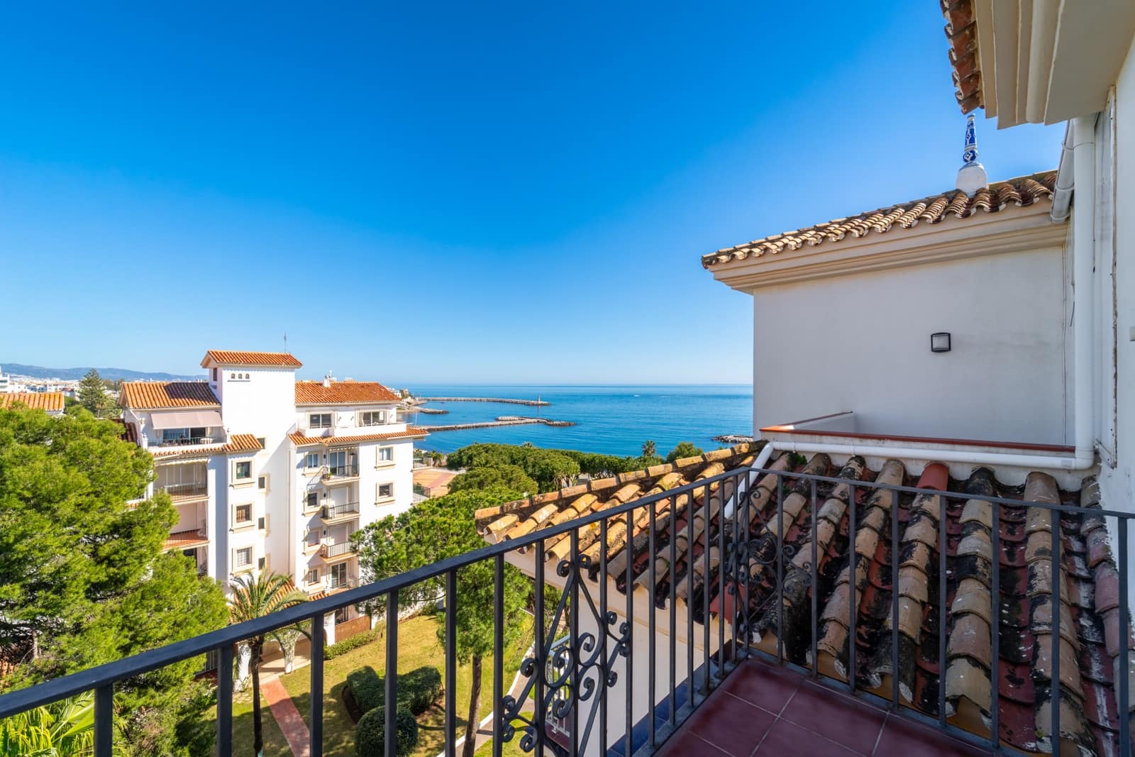 3 sypialnia Penthouse na sprzedaż w Marbella z basenem garażem - 1 595 000 € (Ref: 9647946)