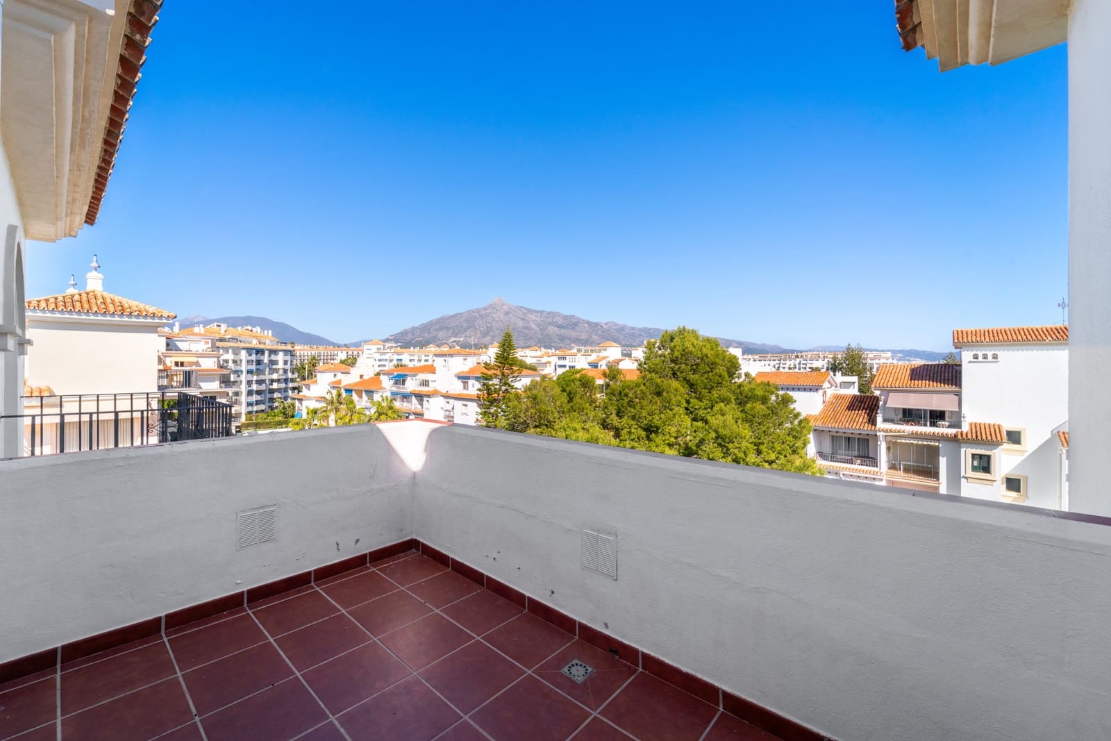 3 sypialnia Penthouse na sprzedaż w Marbella z basenem garażem - 1 595 000 € (Ref: 9647946)