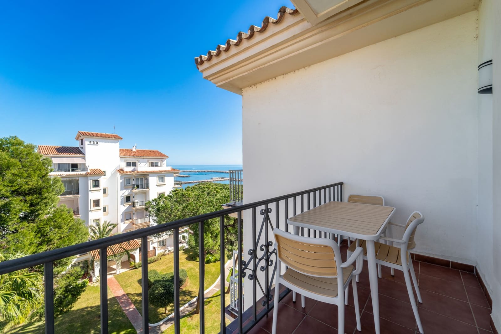 3 sypialnia Penthouse na sprzedaż w Marbella z basenem garażem - 1 595 000 € (Ref: 9647946)