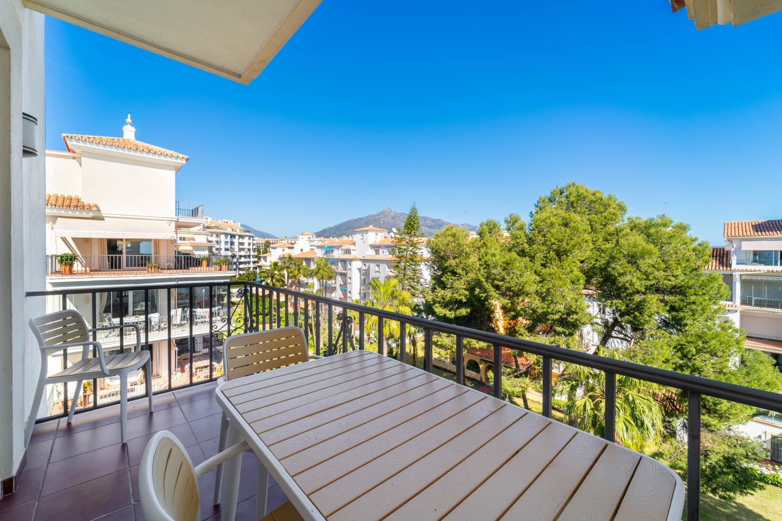 3 sypialnia Penthouse na sprzedaż w Marbella z basenem garażem - 1 595 000 € (Ref: 9647946)