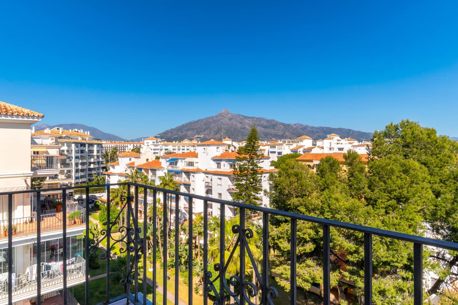 3 sypialnia Penthouse na sprzedaż w Marbella z basenem garażem - 1 595 000 € (Ref: 9647946)