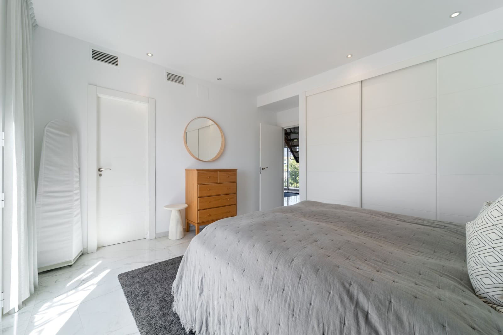 3 sypialnia Penthouse na sprzedaż w Marbella z basenem garażem - 1 595 000 € (Ref: 9647946)