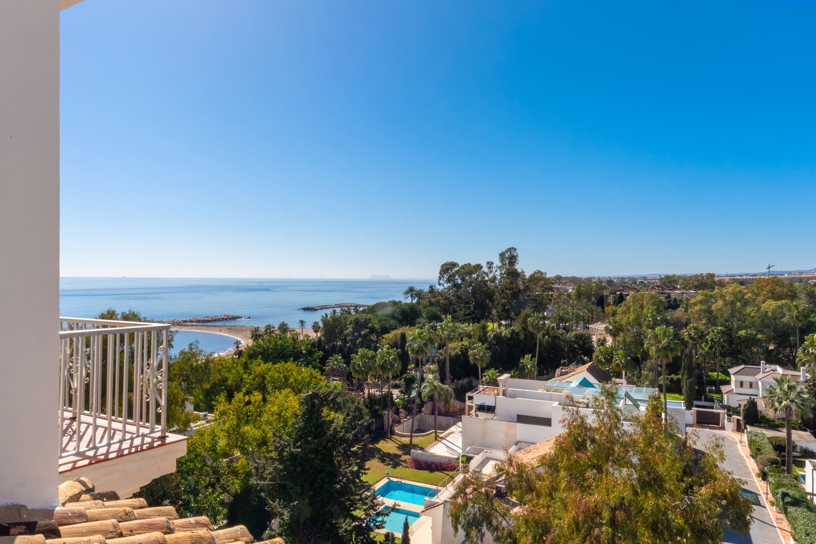3 sypialnia Penthouse na sprzedaż w Marbella z basenem garażem - 1 595 000 € (Ref: 9647946)