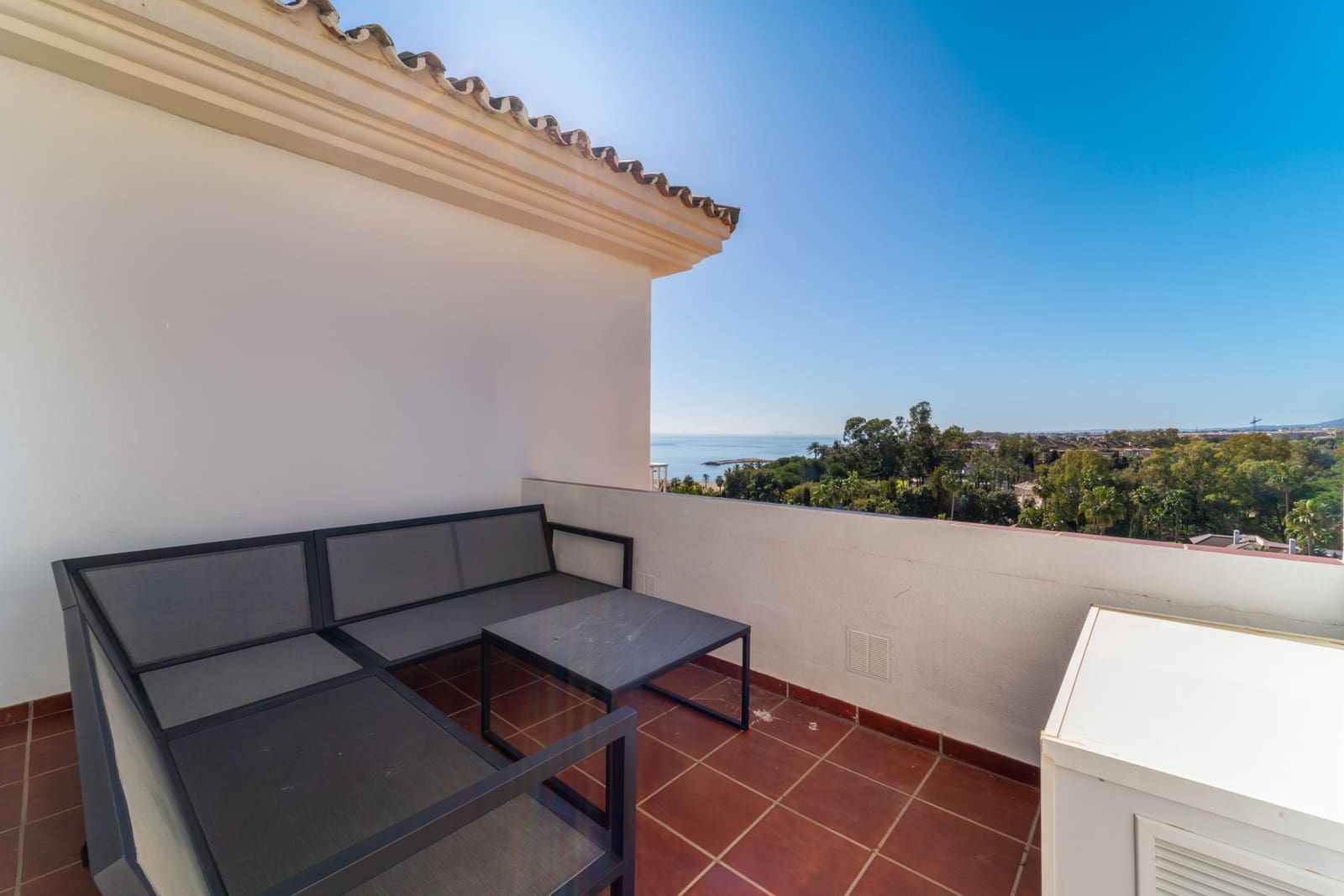3 sypialnia Penthouse na sprzedaż w Marbella z basenem garażem - 1 595 000 € (Ref: 9647946)
