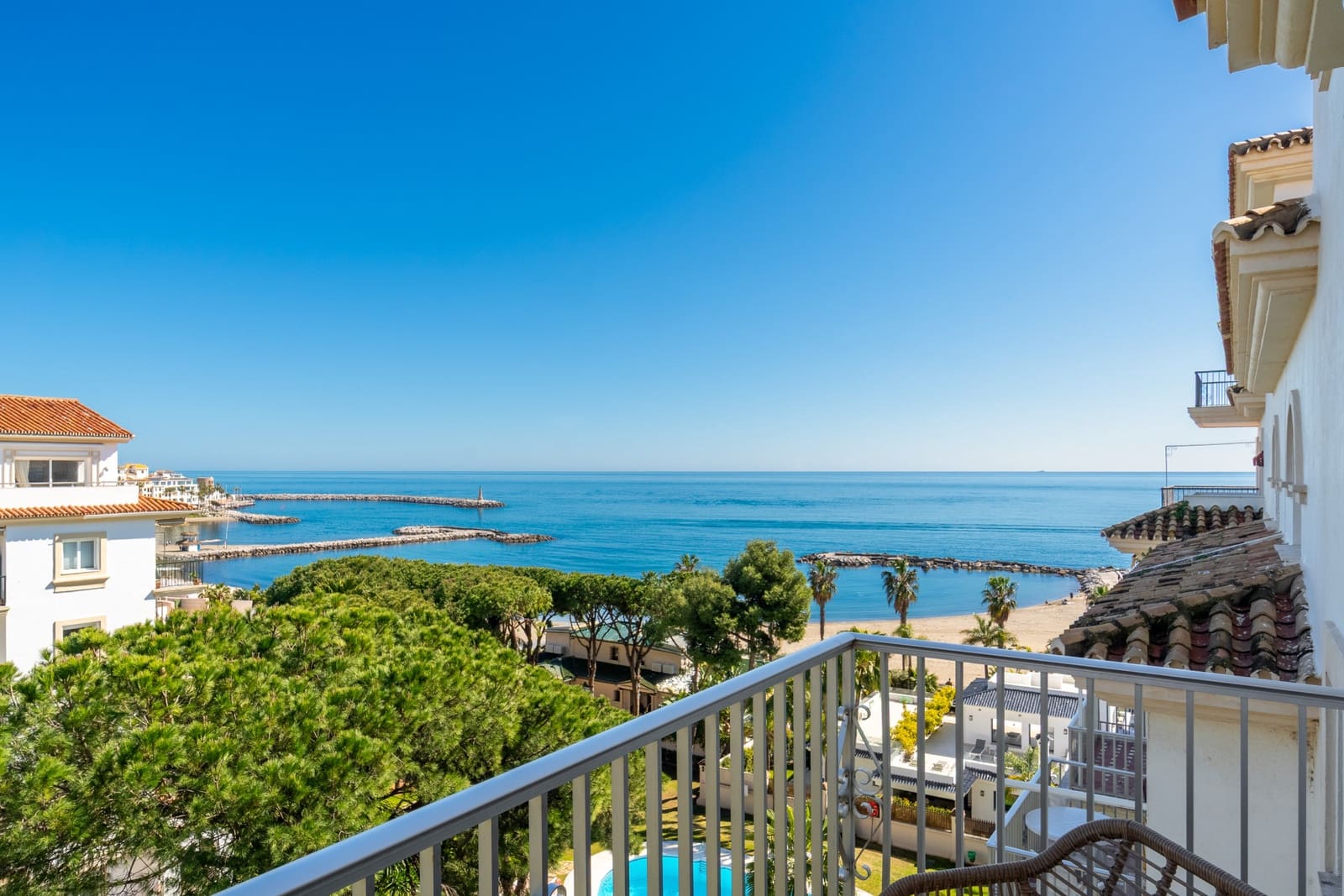 3 sypialnia Penthouse na sprzedaż w Marbella z basenem garażem - 1 595 000 € (Ref: 9647946)