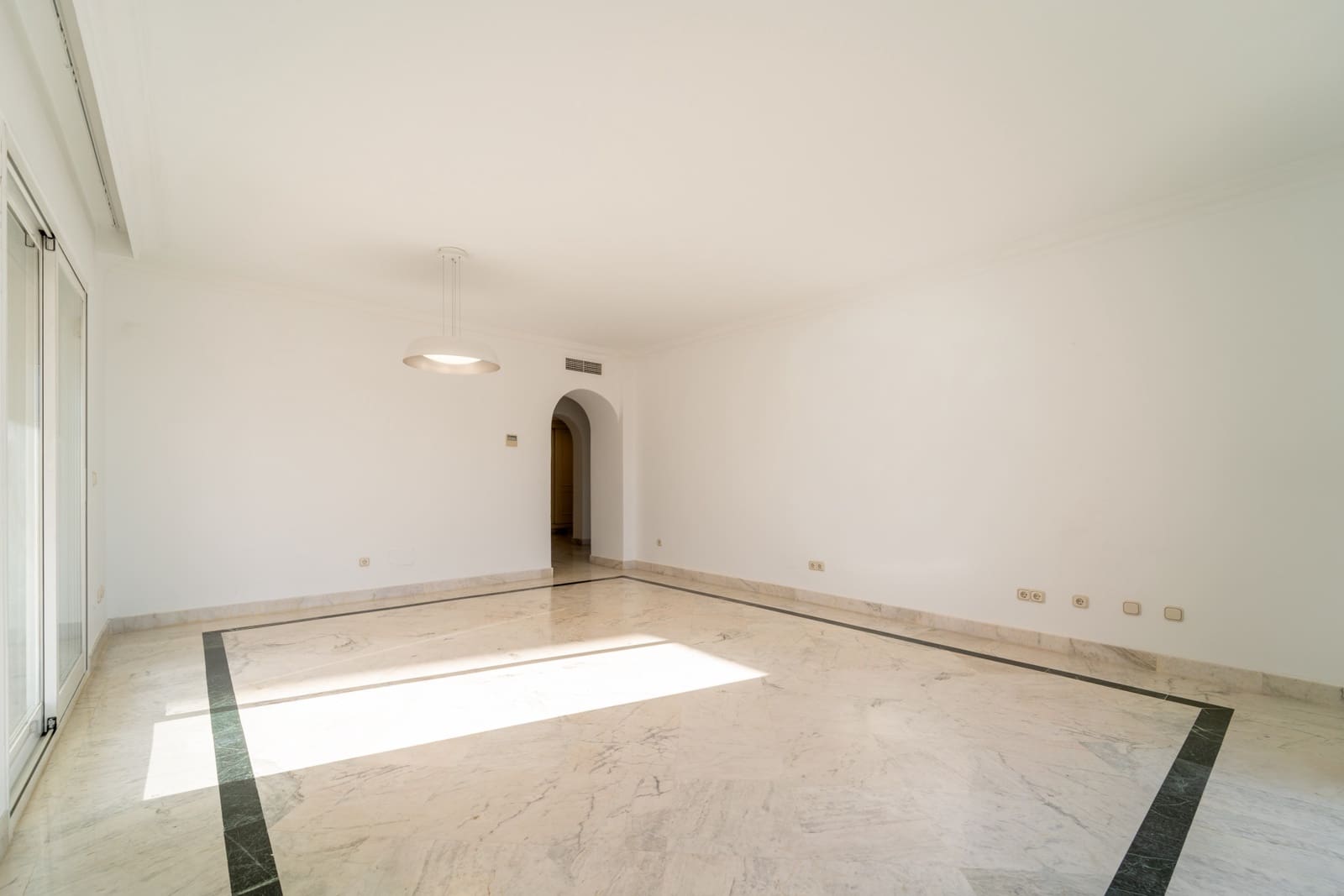 3 sovrum Lägenhet till salu i Marbella med pool garage - 995 000 € (Ref: 9651711)