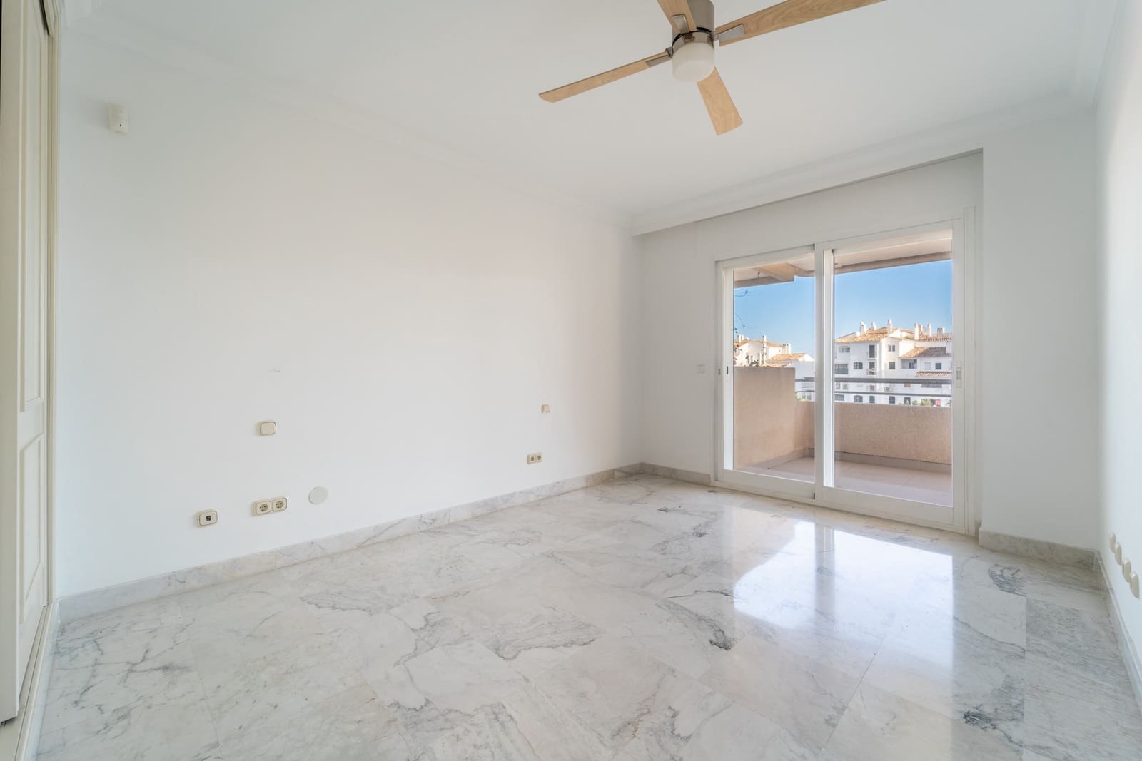 3 makuuhuone Huoneisto myytävänä paikassa Marbella mukana uima-altaan 
autotalli - 880 000 € (Ref: 9651711)