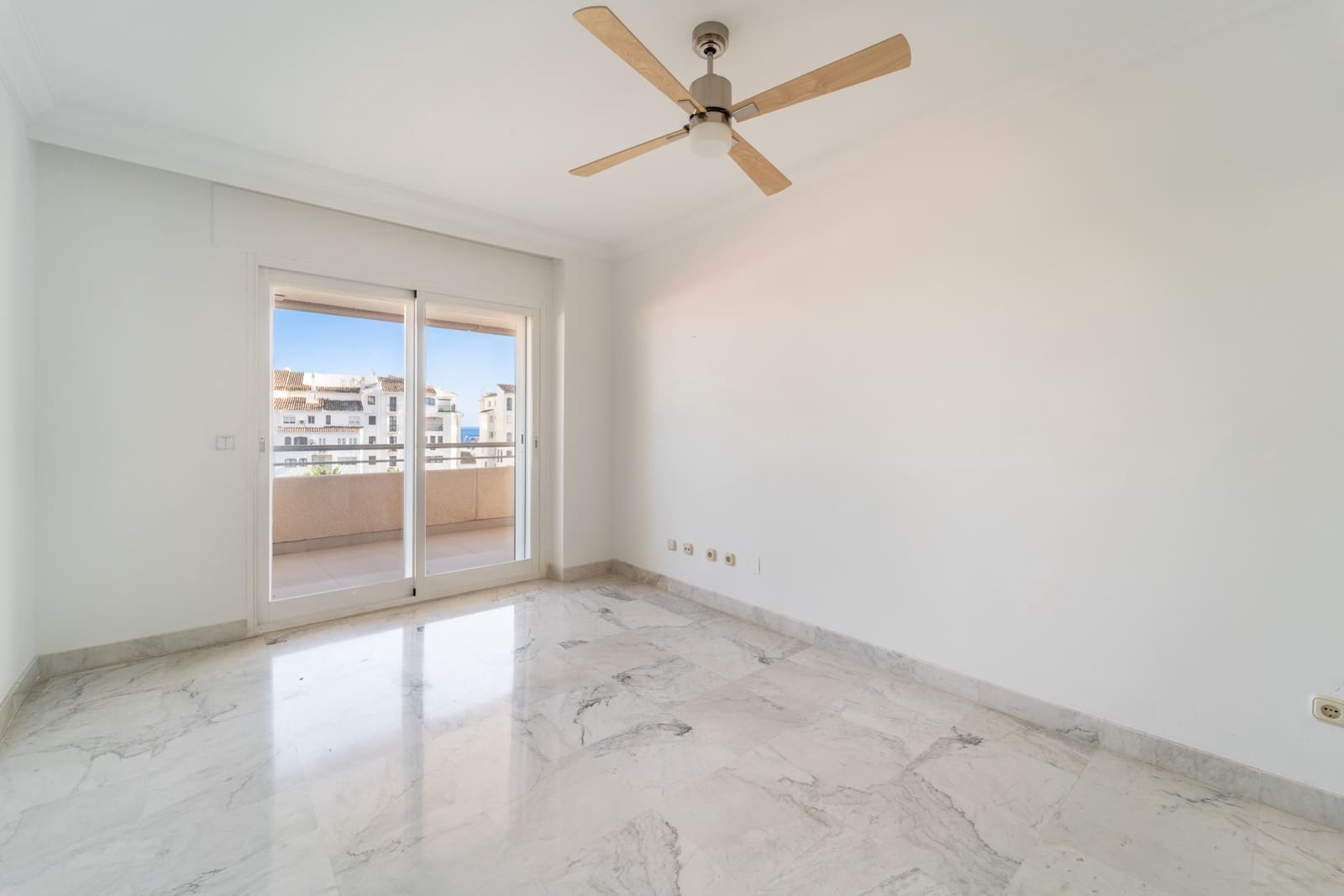 3 makuuhuone Huoneisto myytävänä paikassa Marbella mukana uima-altaan 
autotalli - 880 000 € (Ref: 9651711)