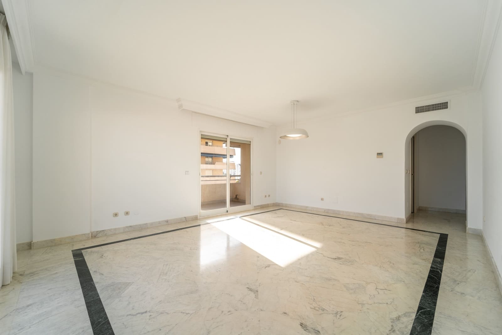 3 makuuhuone Huoneisto myytävänä paikassa Marbella mukana uima-altaan 
autotalli - 880 000 € (Ref: 9651711)