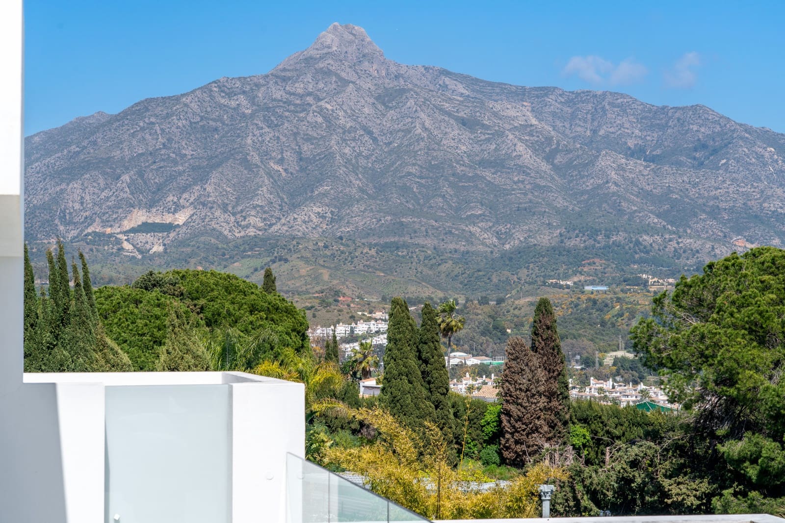 3 bedroom Villa for sale in Marbella with pool garage - € 5,950,000 (Ref: 9655863)