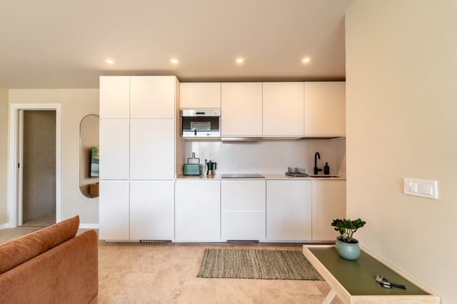 Appartement de 2 chambres à louer à Marbella avec piscine garage - 2 750 € (Ref: 9665135)