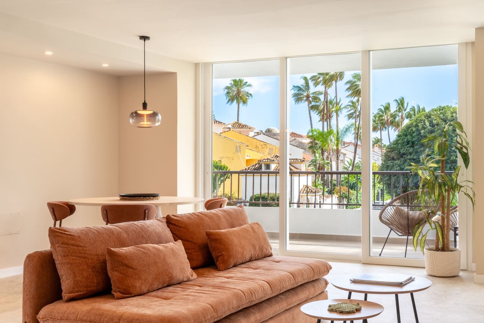 Appartement de 2 chambres à louer à Marbella avec piscine garage - 2 750 € (Ref: 9665135)