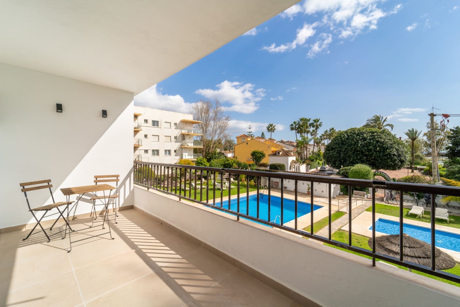 Appartement de 2 chambres à louer à Marbella avec piscine garage - 2 750 € (Ref: 9665135)