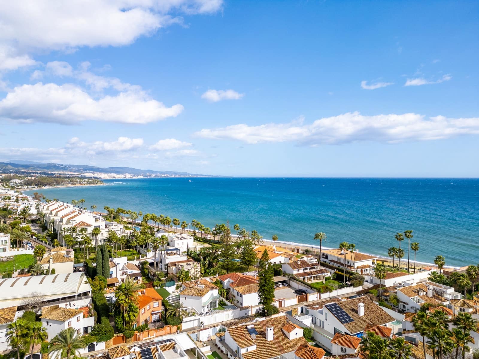 Appartement de 2 chambres à louer à Marbella avec piscine garage - 2 750 € (Ref: 9665135)